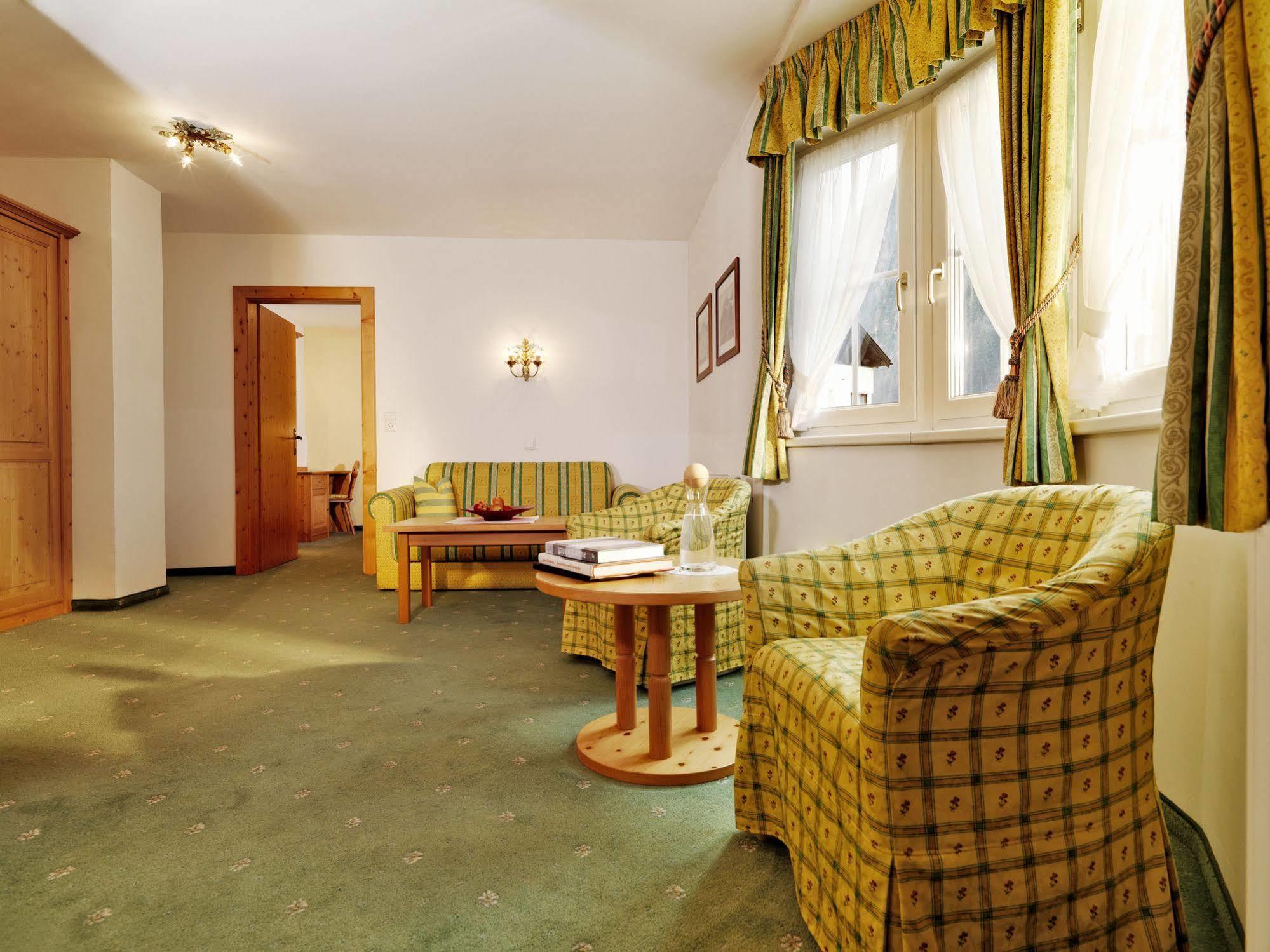 Posthotel Strengen Am Arlberg エクステリア 写真